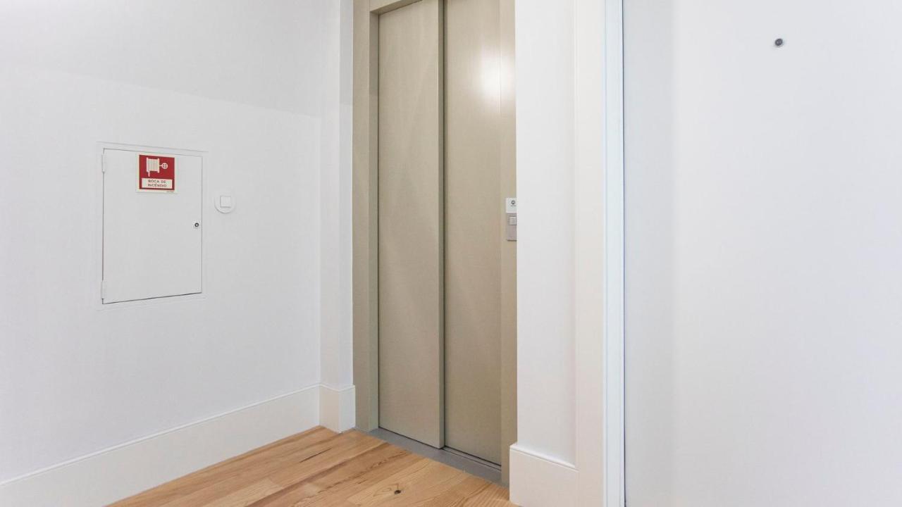 Stylish Studio W/ Ac & Balcony By Lovelystay Porto Exterior photo