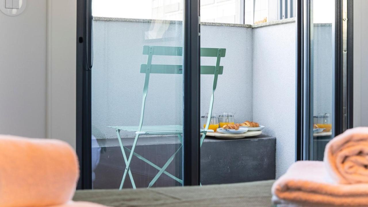 Stylish Studio W/ Ac & Balcony By Lovelystay Porto Exterior photo