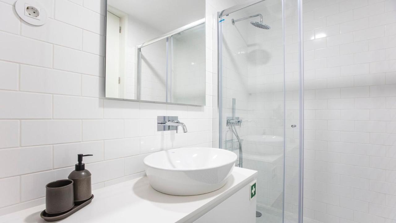 Stylish Studio W/ Ac & Balcony By Lovelystay Porto Exterior photo